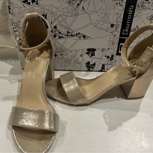 Laundry By Shelli Segal Metallic Heeled Sandals. Size 5.5